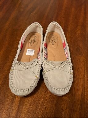 New dexflex comfort Slip-On Moccasin Flats with Bow Detail